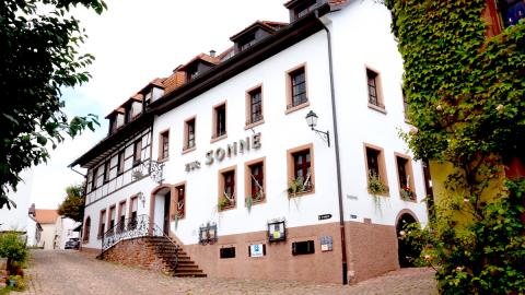 Das Gasthaus »Zur Sonne« mitten drin